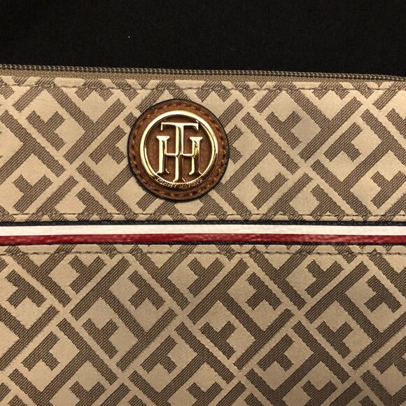 Tommy Hilfiger Monogram Crossbody Purse. - Picture 2 of 11
